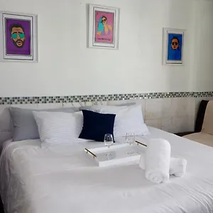 Isla Modern With Pool Apartment